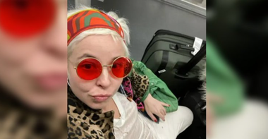 O pasageră a unui avion Delta, DJ Lisa Archbold, de 38 de ani, ameninţată cu debarcarea pentru că nu purta sutien. ”Sânii nu sunt arme de război şi nu este o crimă ca o femeie sau o fată să-i aibă”