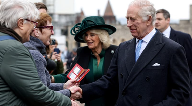 Charles al III-lea asistă la slujba de Paşte la Capela St. George, la Windsor, o apariţie publică simbolică la o săptămână după anunţul lui Kate cu privire la cancer. Suveranul face o baie de mulţime