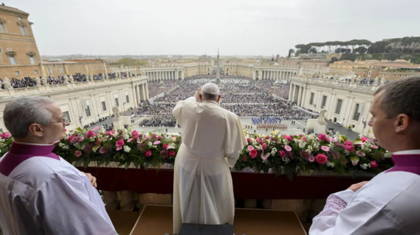 Francisc cere, în binecuvântarea ”Urbi et Orbi”, ”să nu cedăm logicii armelor şi reînarmării”. El cere eliberarea ostaticilor şi un armistiţiu imediat în Fâşia Gaza. Papa pledează în favoarea unui ”schimb general al tuturor prizonierilor între Rusia şi Ucraina”