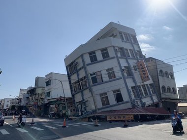 CUTREMUR ÎN TAIWAN – Oameni blocaţi, după ce 26 de clădiri s-au prăbuşit / 9 răniţi pe o autostradă / Zborurile de pe insula Okinawa, reluate
