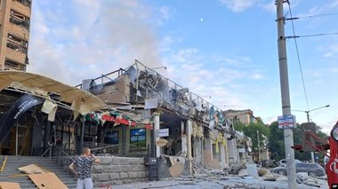 Un ucrainean a fost închis pe viaţă pentru rolul jucat în atacul ruşilor de anul trecut asupra unei pizzerii din Kramastorsk. Lovitura s-a soldat cu 13 morţi, între care scriitoarea Viktoria Amelina