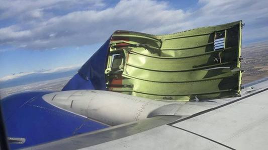 Anchetă în SUA după ce carcasa motorului unui avion Boeing s-a desprins în timpul decolării - VIDEO