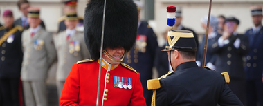 Schimb de parade la schimbarea gărzilor la palatele Élysée şi Buckingham, la marcarea a 120 de ani de Antantă Cordială