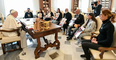Francisc primeşte în audienţă privată membri ai cinci familii ale unor ostatici israelieni, Ariel şi Kfir Bibas, Tamir Nimrodi, Guy Gilboa Dalal, Agam Berger, Omri Miran