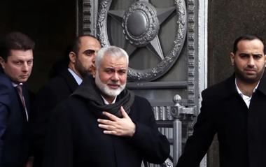 Liderul Hamas Ismail Haniyeh anunţă uciderea a trei fii şi patru nepoţi într-un raid isarelian în Tabăra de Refugiaţi Chati din oraşul Gaza, în prima zi a sărbătorii musulmane Eid al-Fitr