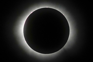 O astroloagă speriată de eclipsă şi-a ucis partenerul şi şi-a aruncat copiii din maşină