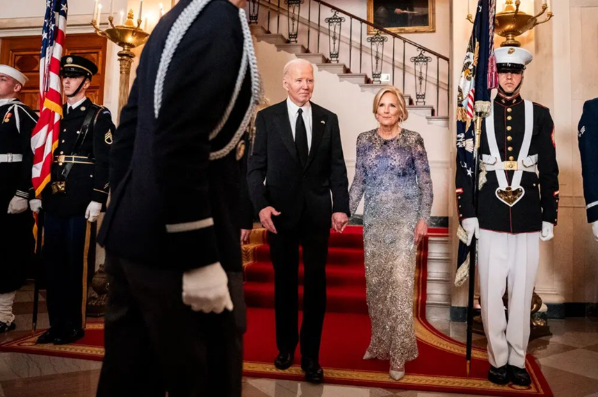 Jill Biden face furori în cronicile americane cu o rochie Oscar de la Renta la dineul de stat în onoarea premierului japonez Fumio Kishida şi soţiei acestuia Yuko Kishida