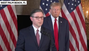 Aflat în dificultate, liderul republican al Camerei Reprezentanţilor, Mike Johnson, primeşte sprijinul lui Donald Trump