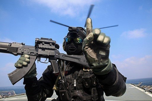 Gardienii Revoluţiei din Iran au confiscat o navă de containere israeliană în apropiere de Strâmtoarea Ormuz, pe fondul tensiunilor cu Occidentul. Trupele paramilitare au descins în rapel dintr-un elicopter