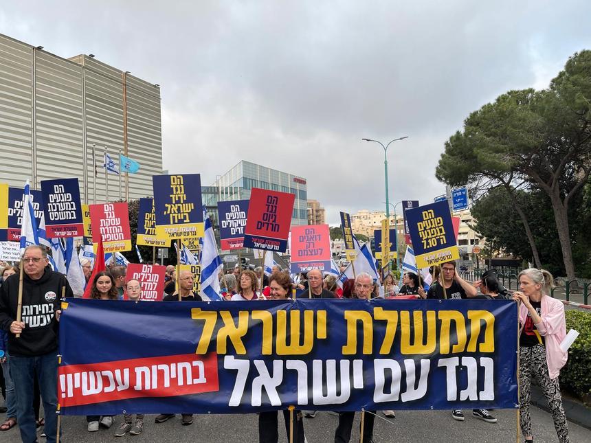Protestatari s-au adunat în faţa casei unui miliardar unde premierul Netanyahu s-ar fi mutat în weekend pentru că ar avea un buncăr anti-nuclear