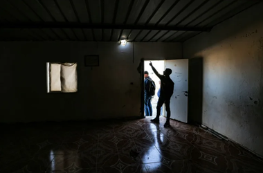 Beduinii din Israel, furioşi după ce o fată de şapte ani, singura rănită grav în atacul iranian, a fost internată la terapie intensivă între viaţă şi moarte. Israelul nu le recunoaşte satele şi nu le construieşte adăposturi antirachetă