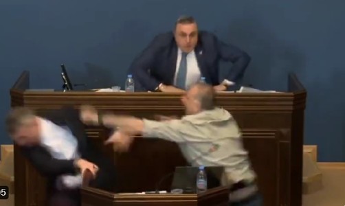 Parlamentarii georgieni s-au încăierat în timpul dezbaterilor pe marginea proiectului de lege privind "agenţii străini", considerat de inspiraţie rusă