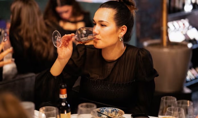 Un restaurant din Italia oferă o sticlă de vin gratuită clienţilor care îşi predau telefoanele la intrare