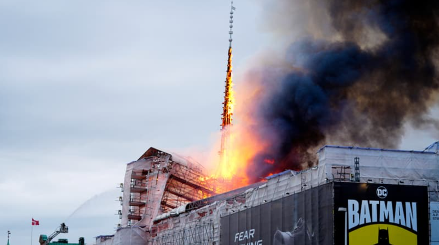 Incendiu violent la sediul Bursei din Copenhaga. Persoane evacuate, opere de artă şi tablouri salvate. Săgeata bursei, înaltă de peste 54 de metri, ia foc şi se prăbuşeşte