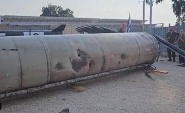 Armata israeliană a arătat jurnaliştilor rămăşiţele unei masive rachete balistice iraniene, care a fost interceptată în timpul atacului de sâmbătă noaptea - VIDEO