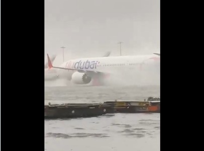 Aeroportul Internaţional din Dubai a deviat zborurile din cauza furtuni care a transformat pistele într-un adevărat lac - VIDEO
