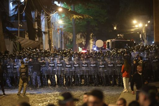 Protestatarii din Georgia au fost dispersaţi cu forţa de poliţie în timp ce parlamentul dezbate proiectul de lege controversat privind "agenţii străini" - VIDEO