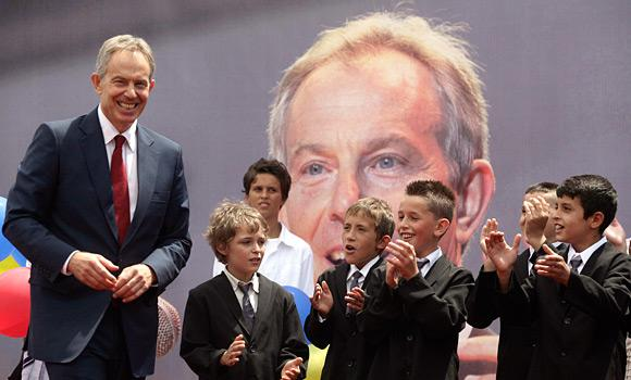 Kosovarii i-au făcut statuie lui Tony Blair - FOTO