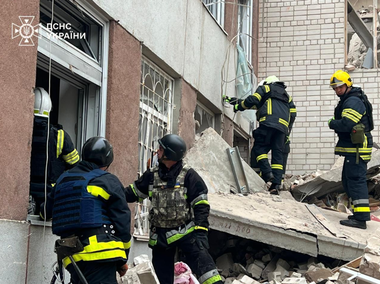Armata ucraineană nu are suficiente mijloace să apere Cernihivul, deplânge Zelenski. ”Acest lucru nu s-ar fi întâmplat dacă Ucraina ar fi primit suficiente echipamente de apărare aeriană şi dacă hotărârea lumii de a se opune terorii ruse ar fi fost suficientă”