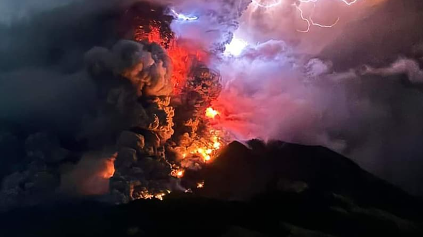Mii de oameni evacuaţi în Indonezia în urma erupţiei Vulcanului Ruang. Alertă cu privire la riscul unui tsunami