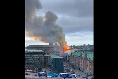 Faţada principală a fostei Burse din Copenhaga s-a prăbuşit, la două zile după ce clădirea istorică a fost mistuită de un incendiu
