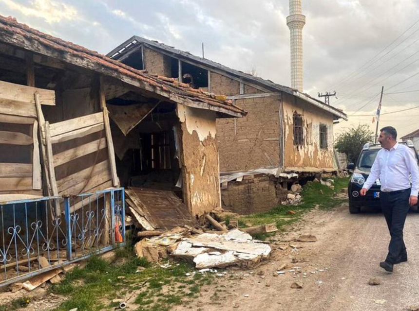 O serie de cutremure de suprafaţă, cel mai puternic de magnitudinea 5,6, soldat cu cinci răniţi şi pagube materiale, plasează Anatolia în alertă