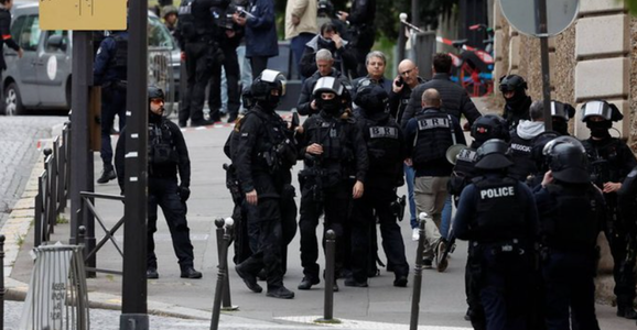 UPDATE-Un bărbat, baricadat cu un dispozitiv exploziv în sediul Consulatului Iranului la Paris. Misiunea a cerut o ”intervenţie”, anunţă poliţia, care a trimis BRI, o unitate de elită. Bărbatul, arestat, avea grenade false