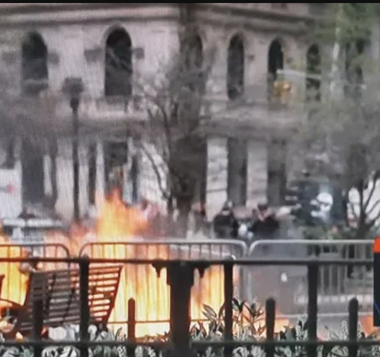 UPDATE - Bărbatul aflat în stare critică după ce şi-a dat foc în faţa tribunalului din Manhattan în care se desfăşura procesul lui Donald Trump a murit / Înaintea incidentului, el a distribuit flyere conţinând teorii ale conspiraţiei - Poliţia 