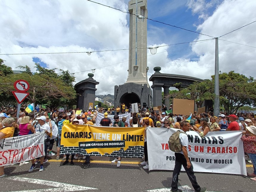 Mii de oameni au protestat în Insulele Canare pentru limitarea turismului
