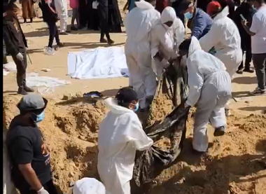 Zeci de cadavre, exhumate din curtea unui spital din Gaza