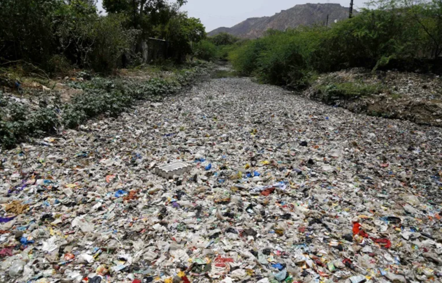 Negocieri mondiale în lupta împotriva poluării cu plastic se reiau în Canada. ONG-urile de mediu vor o reducere cu 75% a producţiei până în 2040, ţări producătoare de petrol şi lobbyişti din industrie militează în favoarea ”reciclării”