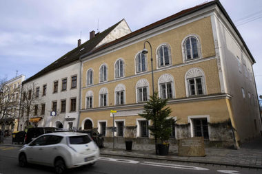 Patru germani, arestaţi în timp ce sărbătoreau naşterea lui Adolf Hitler în faţa casei dictatorului, la Braunau am Inn