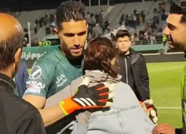 Un fotbalist iranian, portarul internaţional Hossein Hosseini, de 31 de ani, suspendat un meci şi condamnat la plata unei amenzi după ce ia o suporteriţă în braţe