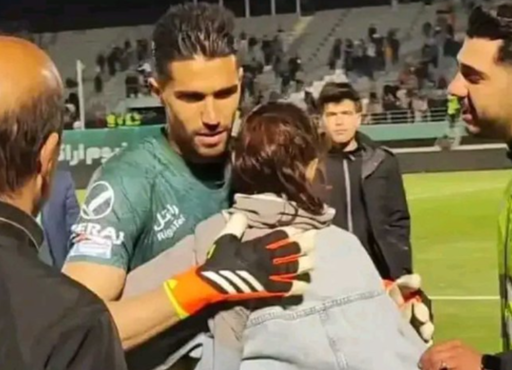 Un fotbalist iranian, portarul internaţional Hossein Hosseini, de 31 de ani, suspendat un meci şi condamnat la plata unei amenzi după ce ia o suporteriţă în braţe