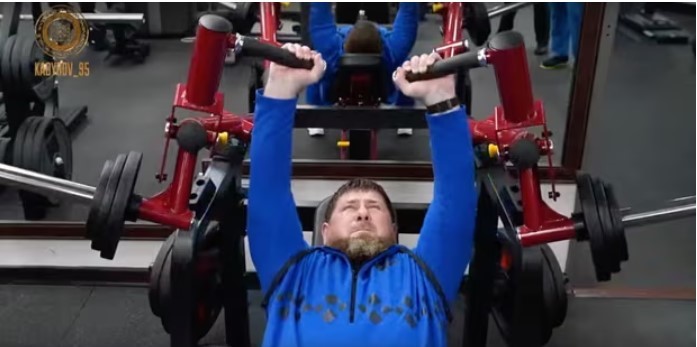 Liderul cecen Ramzan Kadîrov publică un videoclip în care arată că este în formă şi se antrenează la sală, după ce apăruseră zvonuri că ar avea necroză pancreatică şi că Moscova îi pregăteşte succesiunea