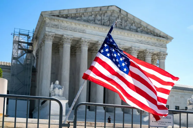 Curtea Supremă urmează să dezbată imunitatea penală invocată de Trump. Imensa majoritate a experţilor juridici îi prezic lui Donald Trump o înfrângere usturătoare, ca în prima instanţă şi apel. Un proces poate începe la sfârşitul lui august sau începutul lui septembrie