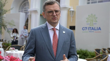 Kuleba suspendă serviciile consulare bărbaţilor cu vârsta cuprinsă între 18 şi 60 de ani şi anunţă măsuri viitoare în vederea întoarcerii în ţară a bărbaţilor aflaţi la vârsta la care pot lupta. Numeroase personalităţi denunţă ordinul ca ineficient, dacă nu ilegal