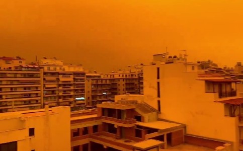 Atena a devenit portocalie. Capitala Greciei s-a confruntat cu unul dintre cele mai grave episoade de praf saharian din ultimii ani - VIDEO, FOTO