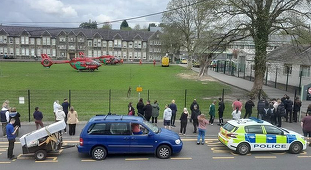 Trei răniţi într-un atac cu cuţitul la o şcoală în Ţara Galilor. O persoană arestată