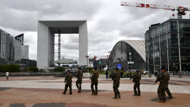 Un adolescent francez în vârstă de 16 ani, urmărit cu privire la radicalizare, arestat cu privire la un plan de atentat la La Défense în timpul Jocurilor Olimpice. El voia să moară ”ca martir în numele califatului islamic”