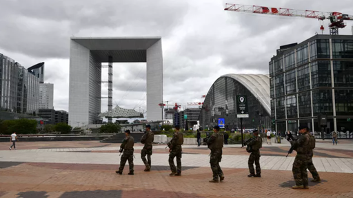 Un adolescent francez în vârstă de 16 ani, urmărit cu privire la radicalizare, arestat cu privire la un plan de atentat la La Défense în timpul Jocurilor Olimpice. El voia să moară ”ca martir în numele califatului islamic”