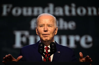 Biden îl ironizează pe Trump şi sugerează că-şi dă cu înălbitor în păr