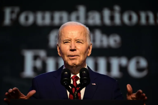 Biden îl ironizează pe Trump şi sugerează că-şi dă cu înălbitor în păr
