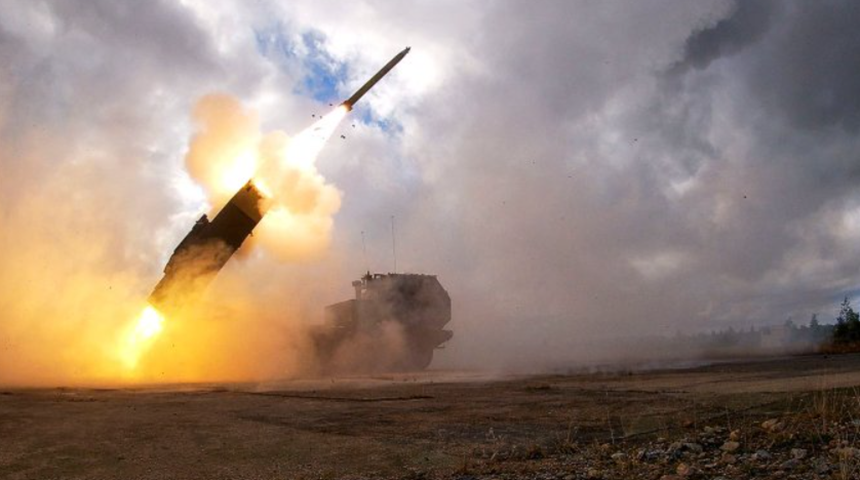 SUA au trimis în secret Ucrainei rachete americane cu rază lungă de acţiune de tip ATACMS ”luna aceasta”, înaintea adoptării unui plan vast de asistenţă de către Congres, dezvăluie Departamentul de Stat. Livrarea, la cererea lui Biden, a sosit în Ucraina luna aceasta