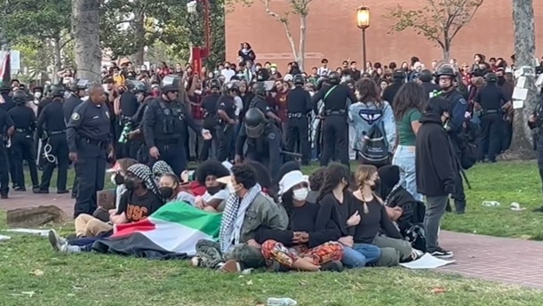 Zeci de persoane au fost arestate în campusul din California, după ce studenţi din Texas au fost reţinuţi, în timp ce protestele faţă de războiul din Gaza persistă în universităţile din SUA - VIDEO