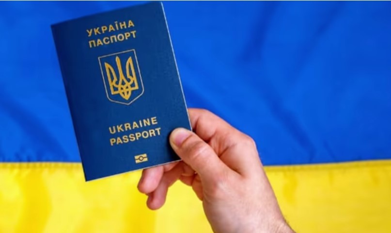 Kievul pune restricţii la emiterea paşapoartelor pentru bărbaţii de vârstă militară