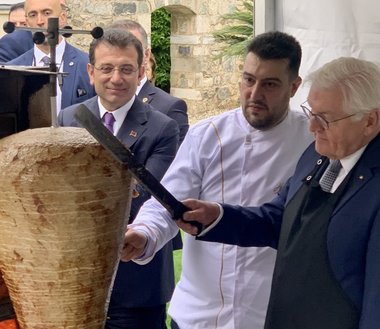 Preşedintele Frank-Walter Steinmeier i-a enervat pe turcii din Germania după ce la Istanbul a tăiat el însuşi un kebap