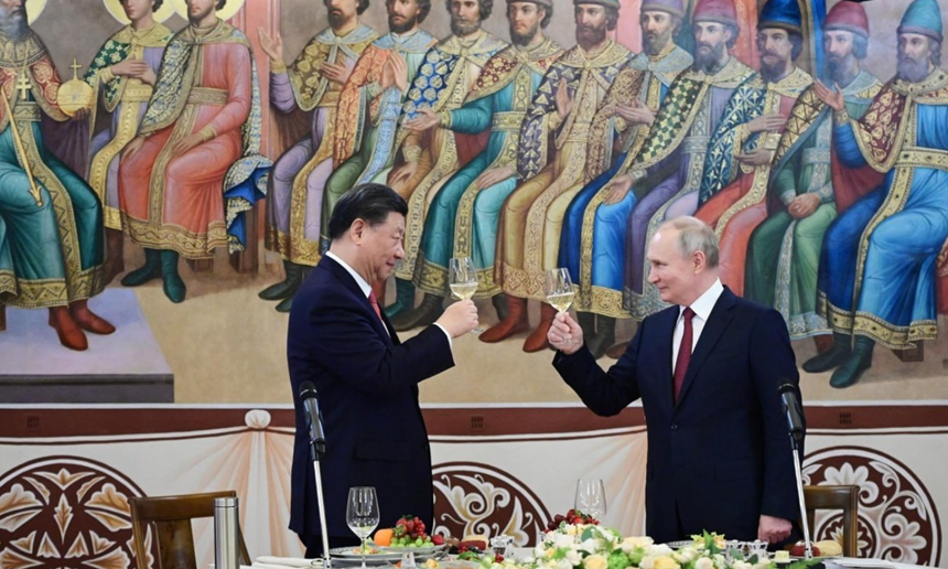 Putin anunţă că se duce într-o vizită oficială, în mai, în China