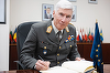 Generalul austriac Robert Brieger, preşedintele Comitetului Militar al Uniunii Europene, criticat după ce evocă un ”capitol trecut sub tăcere al istoriei învingătorilor” comentând o postare complotistă despre dezgroparea morţilor germani prezentaţi drept 