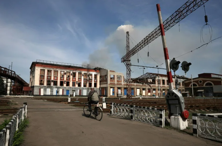 Rusia atacă căile ferate în Ucraina pentru a bloca livrările militare. Două spitale, unul de pediatrie, din Kiev, evacuate de frica unor atacuri ruse, în urma unor postări online potrivit cărora în ele se află militari
